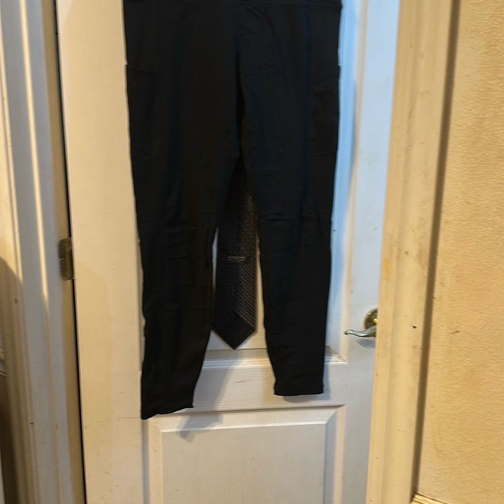 Black Form-Fitting Leggings with Stretchy Material